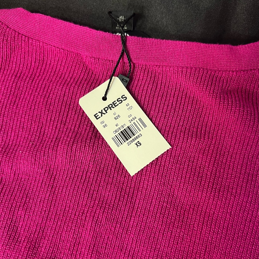 EXPRESS Fushia Pink Women's V-Neck Short Sleeve Sweater Top - Picture 4 of 4